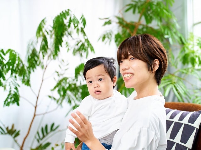 赤ちゃんと一緒の女性